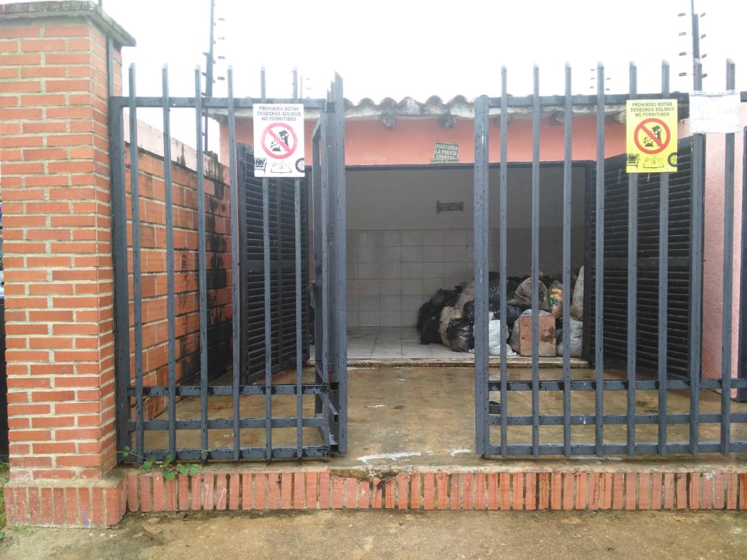 VLP295's tweet photo. LOS CAMIONES DE BASURA NO ESTÁN REALIZANDO SU LABOR. AQUI EN LA PONDEROSA SE REALIZO TRABAJO ESPECIAL PARA QUE NO TENGAN RAZONES PARA NO LLEVARSE LA BASURA. https://t.co/P2vdGCZs5k