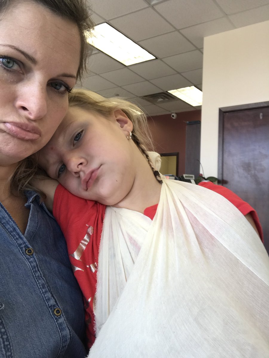 HeatherPNix's tweet photo. Well, I always knew Lexi would be the first one to break something! 🤦🏼‍♀️ #toughgirl #barelycried #fracturedarm #whoknewtheplaygroundwassodangerous #goodthingmommyworksatschoolnow #splintedup #orthodoctorherewecome #excelurgentcareisthebest @ExcelUrgentCare https://t.co/3ODOEuAnqY