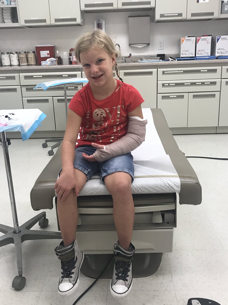 HeatherPNix's tweet photo. Well, I always knew Lexi would be the first one to break something! 🤦🏼‍♀️ #toughgirl #barelycried #fracturedarm #whoknewtheplaygroundwassodangerous #goodthingmommyworksatschoolnow #splintedup #orthodoctorherewecome #excelurgentcareisthebest @ExcelUrgentCare https://t.co/3ODOEuAnqY