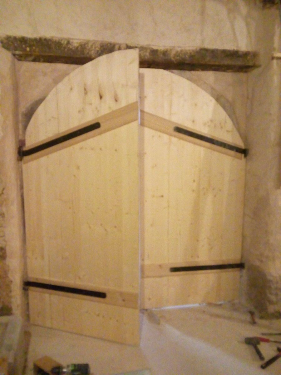 bierebbb's tweet photo. bonjour à tou-te-s
aujourd'hui c'était fabrication et montage de porte (SARL tradition du bois, JL Fritz, Bernardswiller)
et mise en place de la structure pour faux plafond dans la boutique avec rachel et virginie
(;
biz
fab https://t.co/jgZdBI1ByA