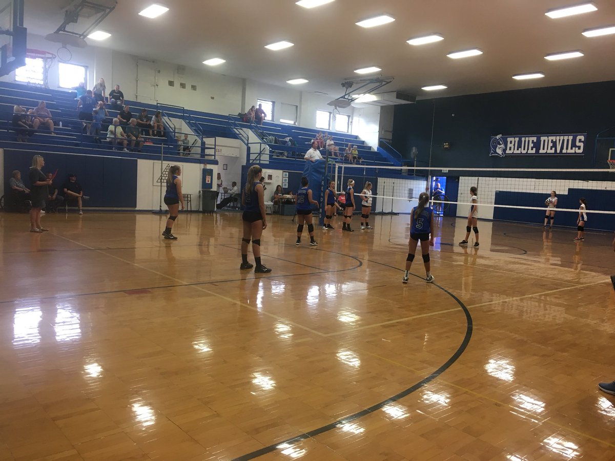 ReadingVball's tweet photo. Stopped in to watch the middle school girls before heading out to Mariemont for our game! Keep working girls! #GoDevils @RMS_Davis https://t.co/9rgzFvNYlA