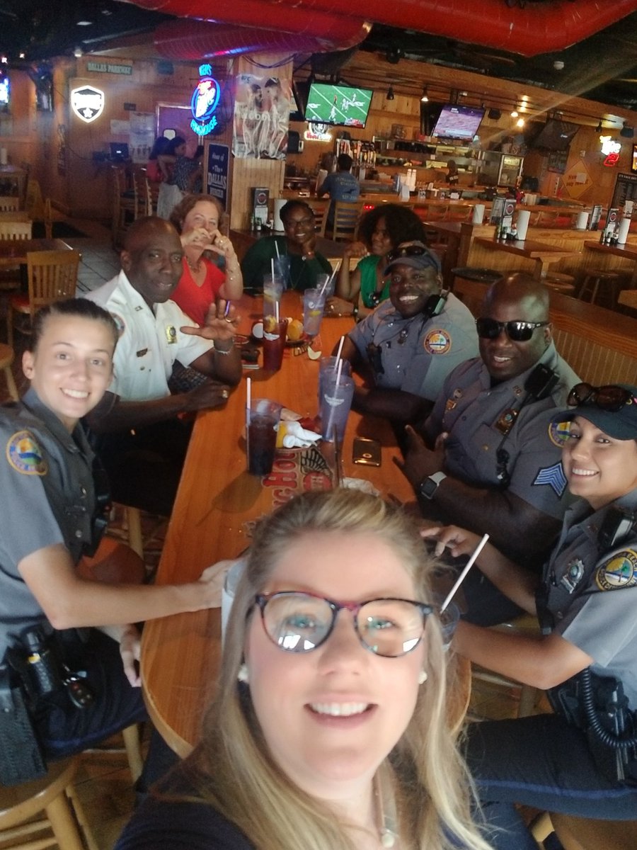 H_TaylorTeach's tweet photo. Love this snapshot from today! #DBPD #VCS #LawEnforcement #Teachers #WeMakeADifference #BuildingCommunityRelationships #CollaborativeCommunity https://t.co/1dsr3onMFf