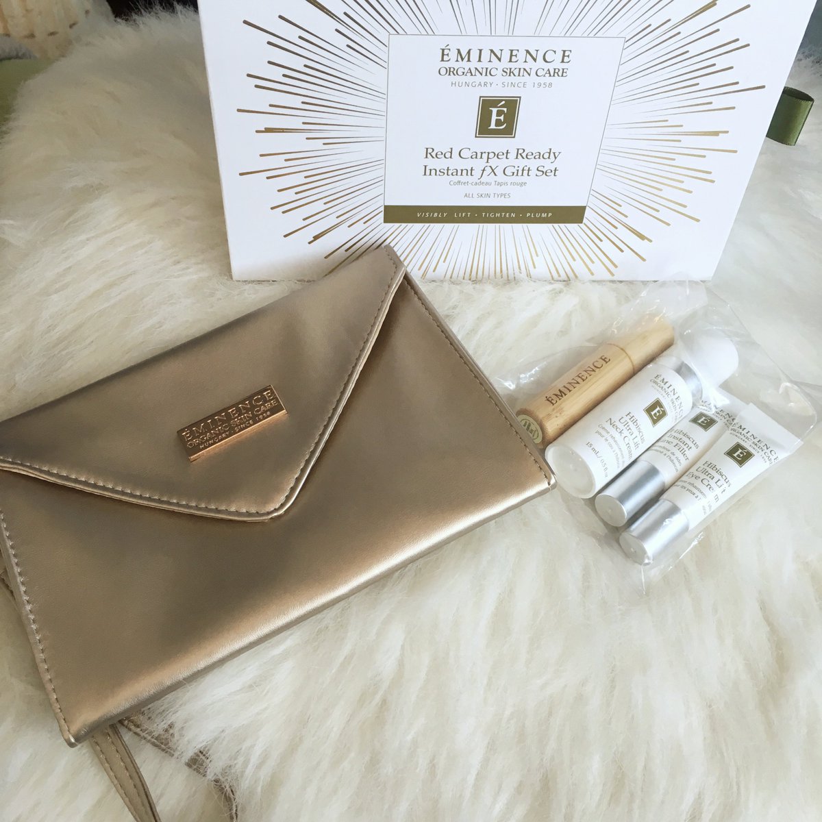 pHreshSpa's tweet photo. Always look Red Carpet Ready! 💃  This Gift set by Eminence includes: Hibiscus Ultra Lift Eye Cream - Hibiscus Ultra Lift Neck Cream - Hibiscus Instant Line Filler - Cinnamon Kiss Lip Plumper. 20% OFF!  As well, comes with this beautiful clutch.💚
#phreshspa #skin #vancouver #yvr https://t.co/5JoMggK550