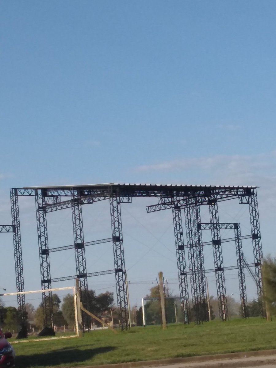 AGUSBELLUCCI's tweet photo. #fotomat #lineascruzadas #EES3BJ @lilavatis @ClauElizCobDAn
Estructura en la pista del polideportivo https://t.co/pHaFeOlEqw