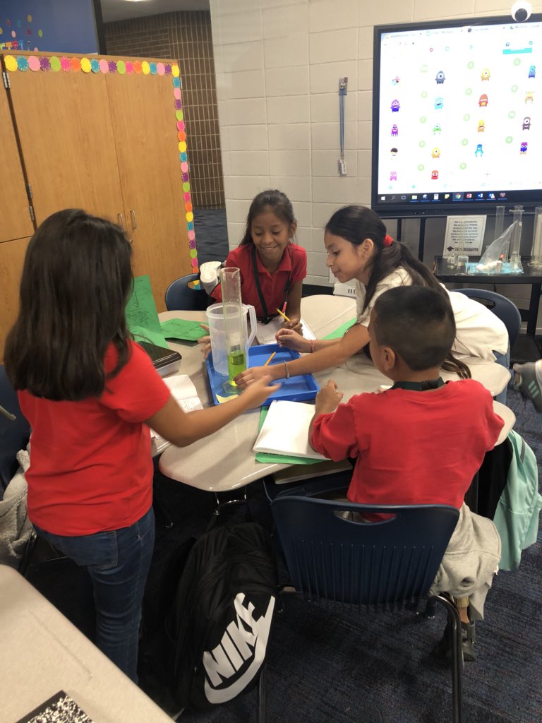 cfisdowens's tweet photo. Jackrabbit Scientists measuring volume! @MrsBroussard4th @cfisdowens #Sciencerocks #35yearsoflearning https://t.co/UllL0zsQku