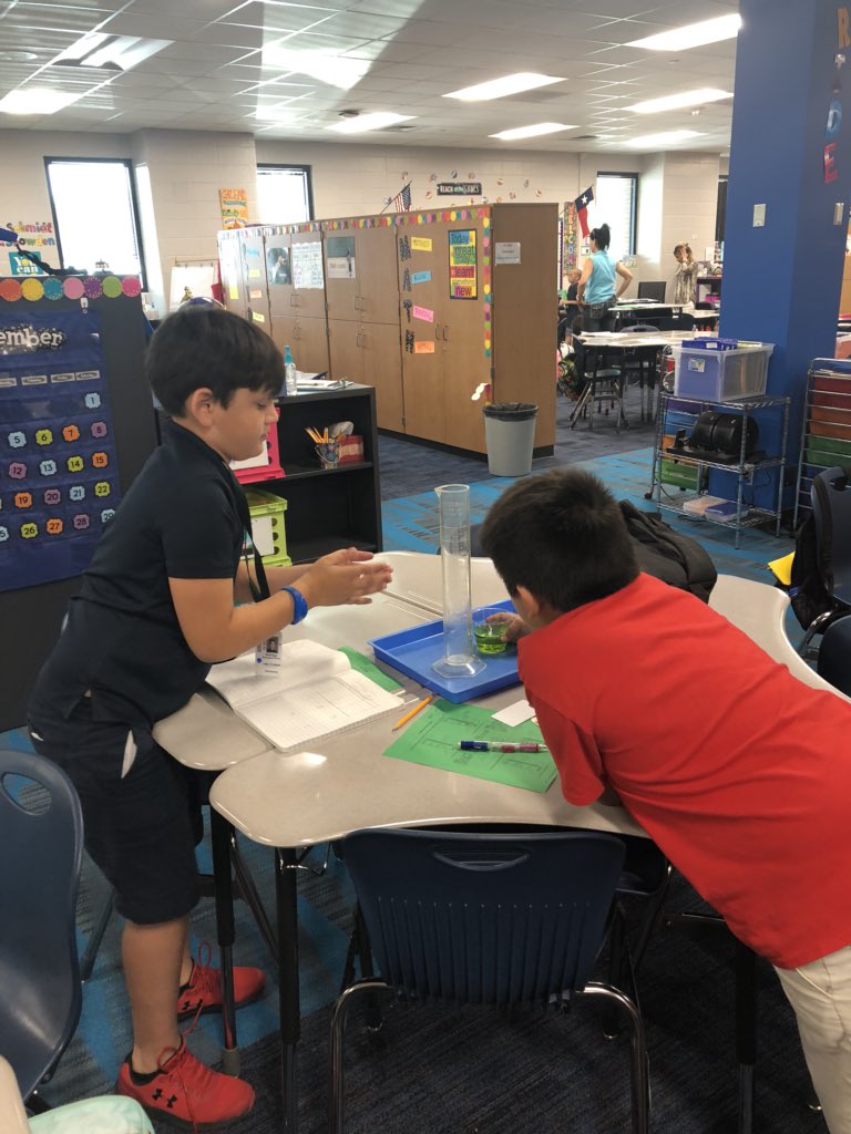 cfisdowens's tweet photo. Jackrabbit Scientists measuring volume! @MrsBroussard4th @cfisdowens #Sciencerocks #35yearsoflearning https://t.co/UllL0zsQku