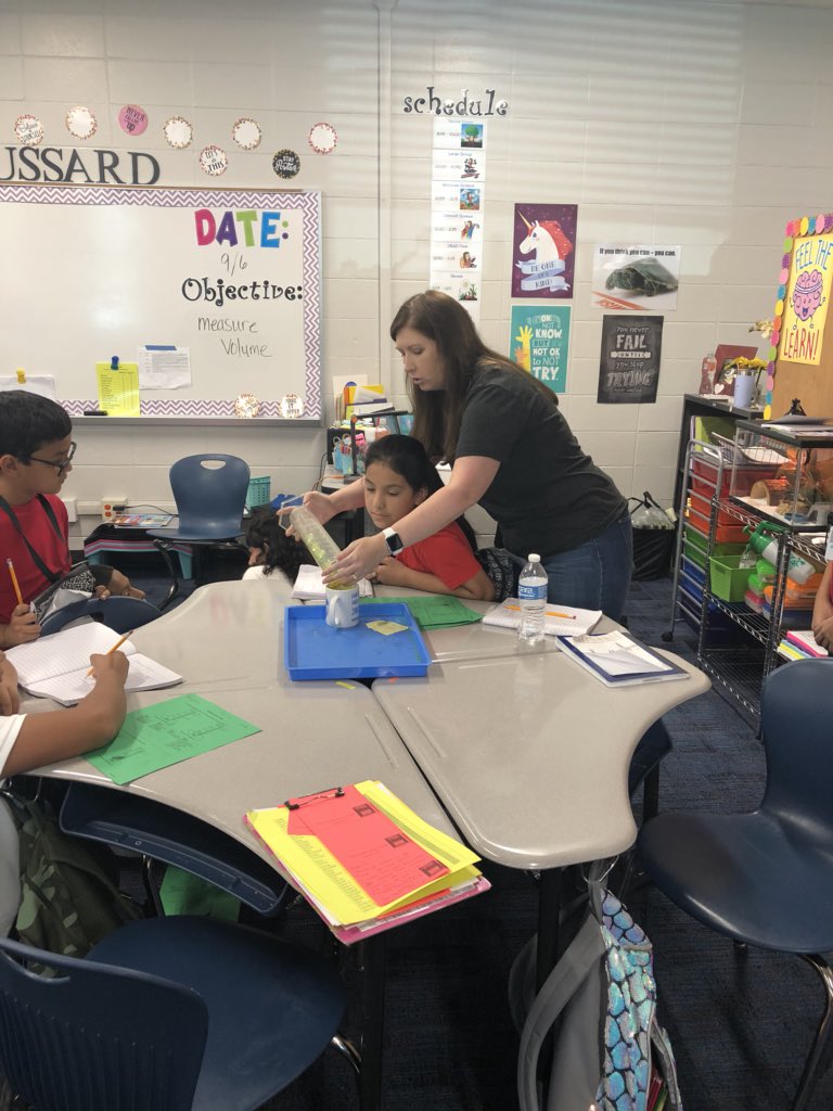 cfisdowens's tweet photo. Jackrabbit Scientists measuring volume! @MrsBroussard4th @cfisdowens #Sciencerocks #35yearsoflearning https://t.co/UllL0zsQku