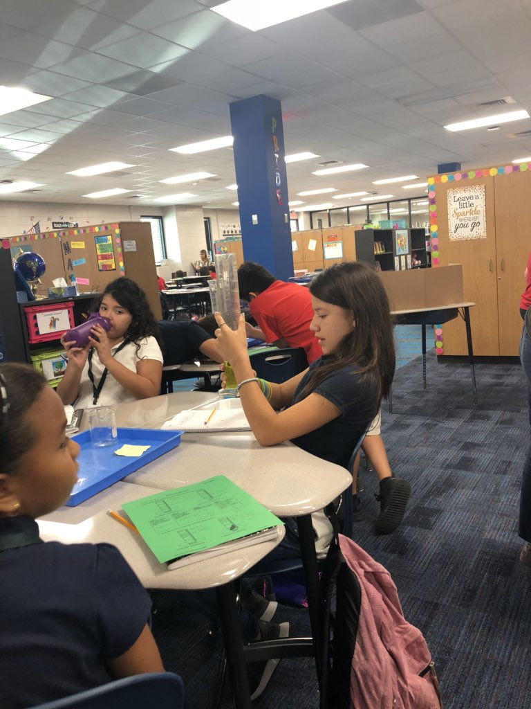 cfisdowens's tweet photo. Jackrabbit Scientists measuring volume! @MrsBroussard4th @cfisdowens #Sciencerocks #35yearsoflearning https://t.co/UllL0zsQku