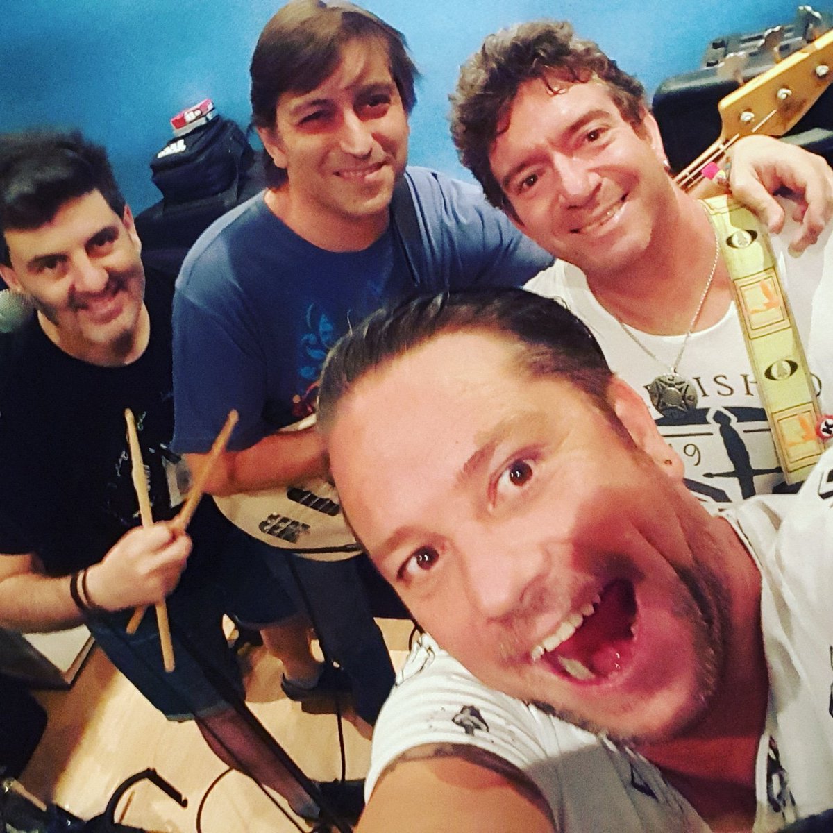 PARACHOKES_ROCK's tweet photo. Nuestros ensayos son intensos y sobre todo muy divertidos! Preparando el show de @Riofest_2018 #Riofest2018 #Parachokes #GamberRock https://t.co/I9wZ3l4Bzu
