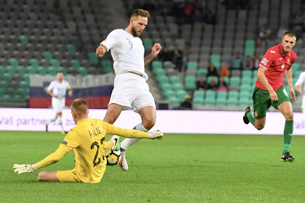 markopigac's tweet image. Po eni strani razumem Šiškota. Avtonomna pokrajina Štajerska bi danes pregazila te leve Bolgare, stadion bi bil poln, po tekmi pa party na trgu in po lokalih. Ipak smo v predmartinovem obdobju. @nzs_si #repka 📸 @markopigac