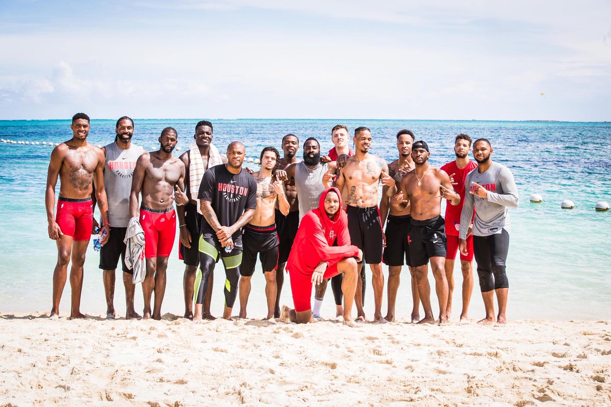 SInow's tweet photo. When you're Carmelo, every season is Hoodie SZN 
📸 @CP3 https://t.co/gFZ0Ed0DQD