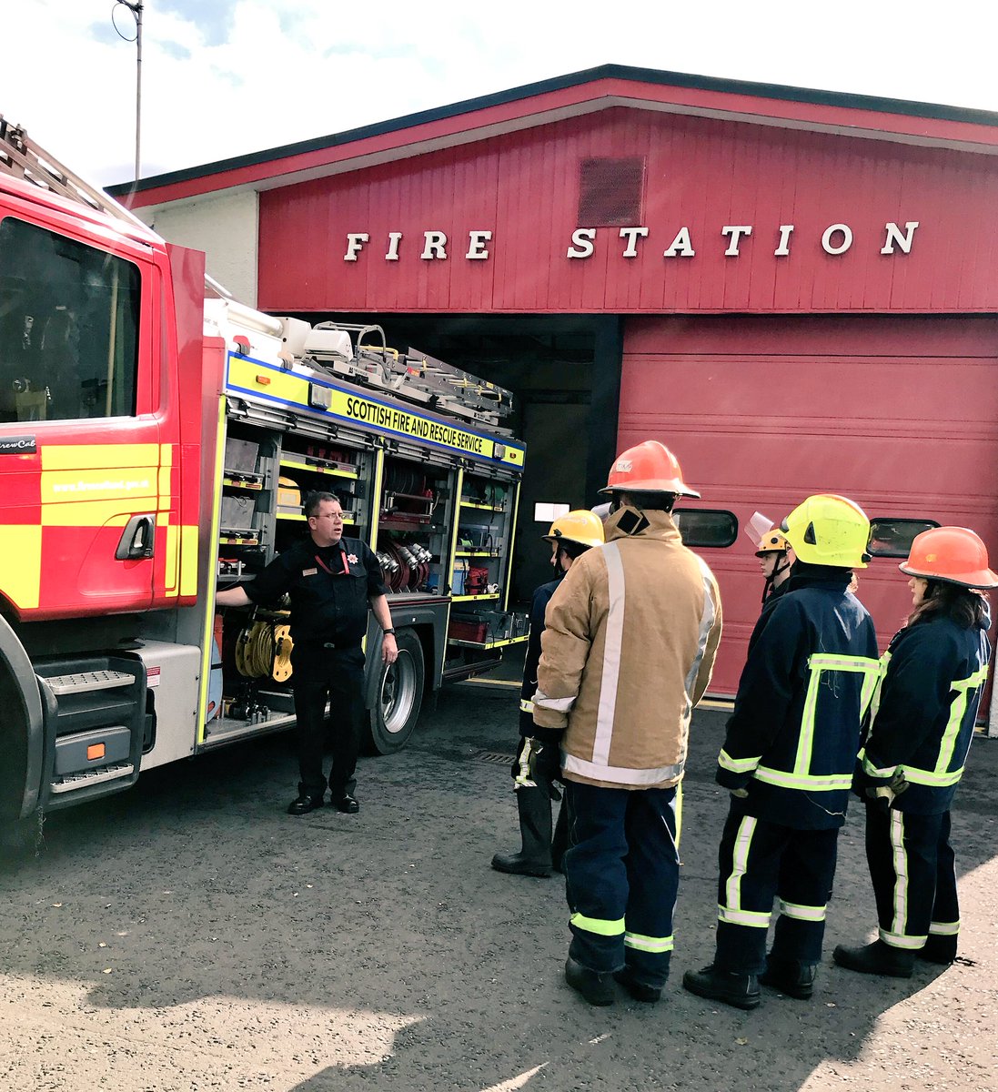 FF Robertson explaining Blairgowrie’s rescue appliance to students from @BlairgowrieHS today #YoungFirefighters #WorkInTheCommunity #👩🏻‍🚒 #👨🏻‍🚒