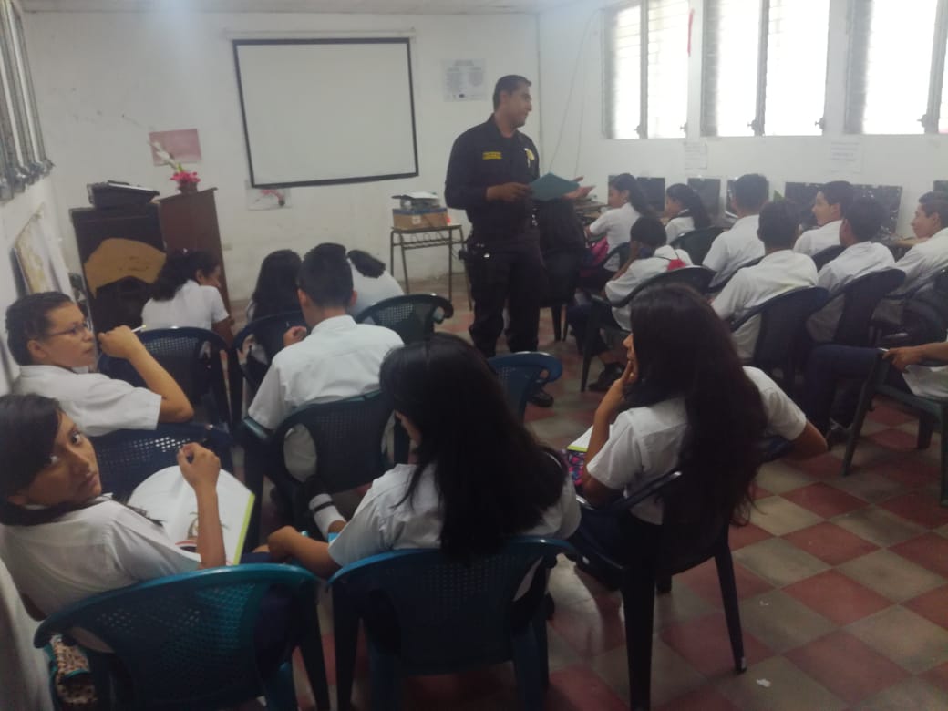 PNCSV's tweet photo. Charla del programa #GREAT por personal de #PrevenciónSV de Delegación #SSSur, a estudiantes del centro escolares Castas en #SantoTomás https://t.co/sPlId9FOmv