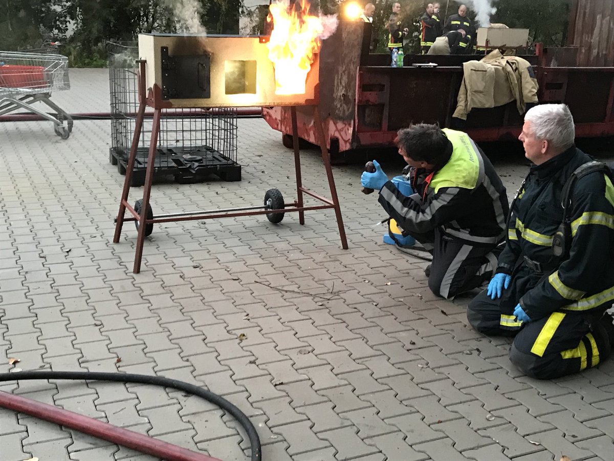 JarcodeBruin's tweet photo. Vanavond 2 posten op Vakbekwaamheidsplein Loenen Ugchelen en Barchem BR102 (3-slagbox en de AT-02) #brandverloop #straalpijvoering #eps #dakleer #rookverspreiding #kerngroepbrand #vnog #samendebranddebaas https://t.co/O2zStGaCyP