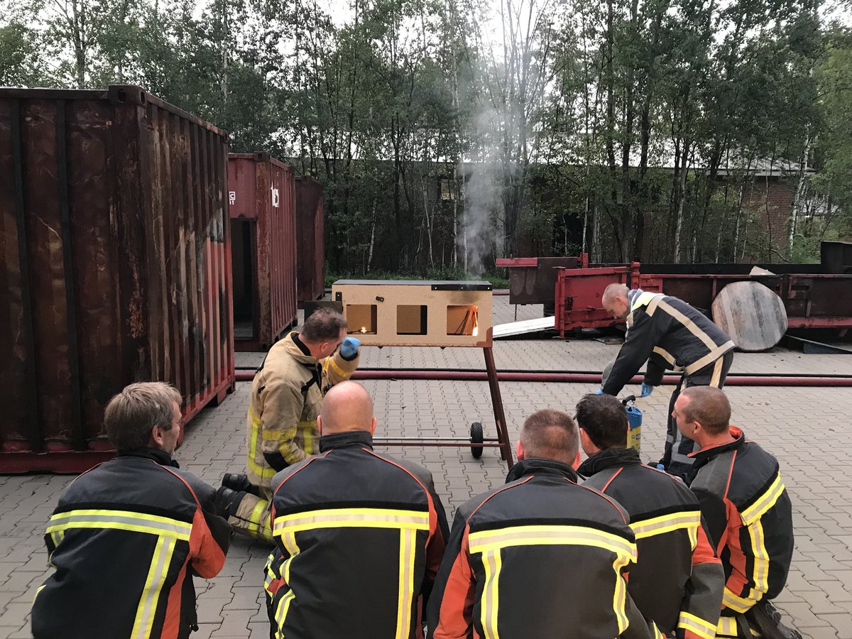 JarcodeBruin's tweet photo. Vanavond 2 posten op Vakbekwaamheidsplein Loenen Ugchelen en Barchem BR102 (3-slagbox en de AT-02) #brandverloop #straalpijvoering #eps #dakleer #rookverspreiding #kerngroepbrand #vnog #samendebranddebaas https://t.co/O2zStGaCyP
