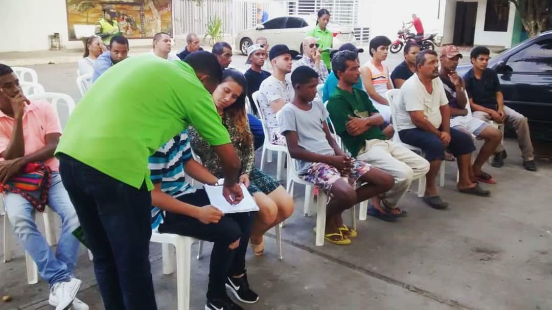 ipsipalaimapic's tweet photo. La dimensión de convivencia social y salud mental estuvo en en barrio El Tatual dialogando con sus habitantes sobre el exceso de consumo de alcohol, convivencia en los barrios y el maltrato intrafamiliar con el acompañamiento de la Policia Nacional https://t.co/5KIWcEptap