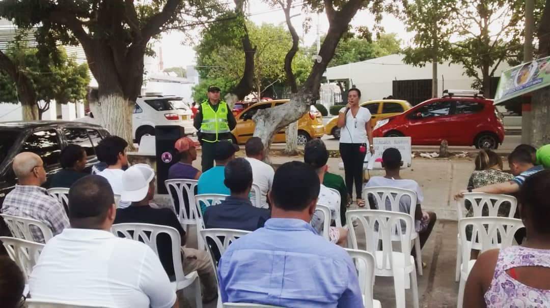 ipsipalaimapic's tweet photo. La dimensión de convivencia social y salud mental estuvo en en barrio El Tatual dialogando con sus habitantes sobre el exceso de consumo de alcohol, convivencia en los barrios y el maltrato intrafamiliar con el acompañamiento de la Policia Nacional https://t.co/5KIWcEptap