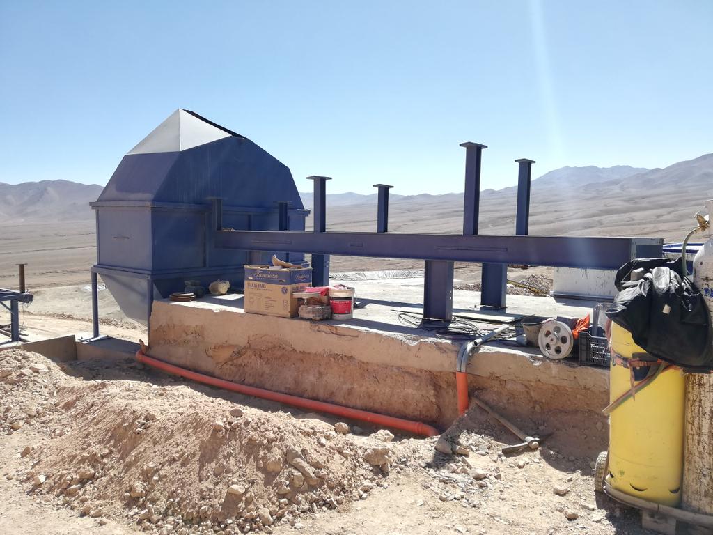 FomentoAntofa's tweet photo. #HOY DR @luisalbertogaet y Seremi de Minería, Humberto Burgos, visitaron la pequeña minera Tornasol, operada por GeoMinCo, donde se está desarrollando un proyecto IPRO, para la construcción de una innovadora planta piloto 👏#ChileLoHacemosTodos #CorfoAntofagastaEnMovimiento https://t.co/W6wIsnIKTv