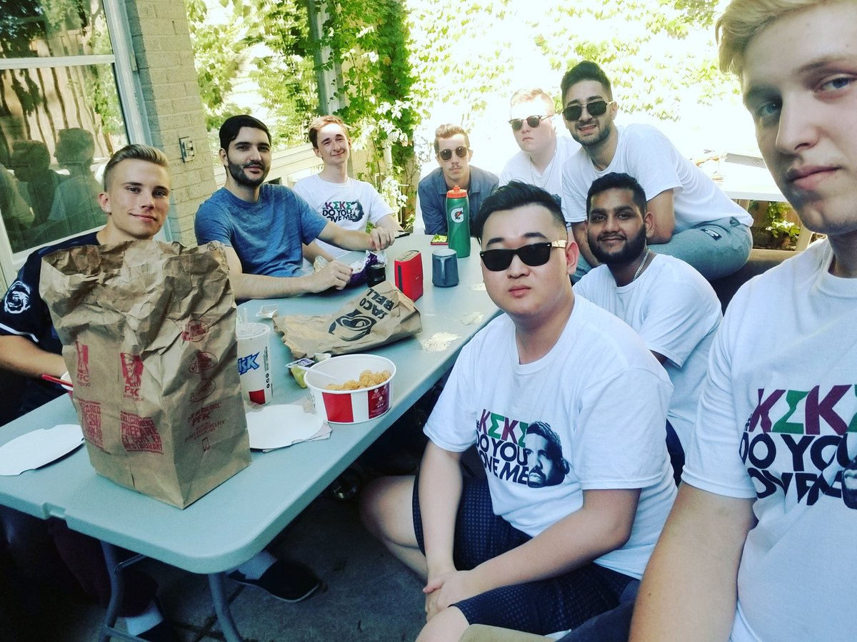KappaSigmaYU's tweet photo. Hanging out after a nice day of rush!

#KappaSigma #ksig #YorkU #rush #fraternity #2018 #thebest #Toronto #AEKDB #RushWithTheBest https://t.co/K9sA9lg7Hf