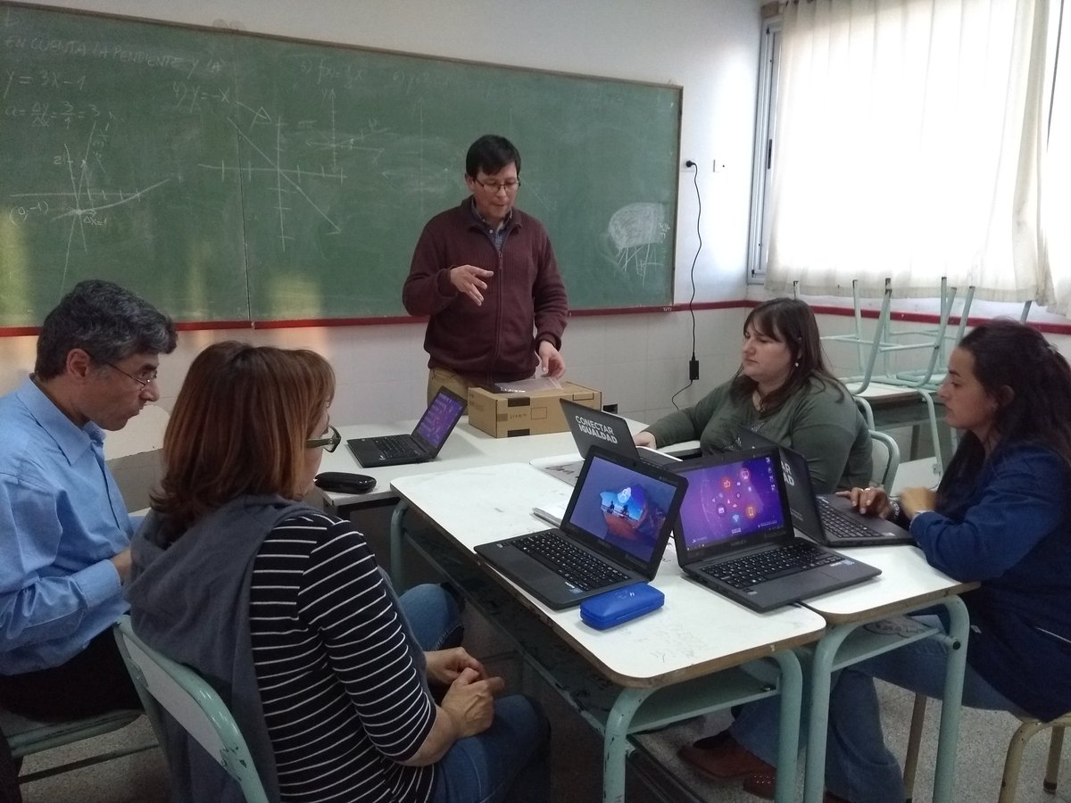lilavatis's tweet photo. #EES3BJ #robotica nos estamos capacitando. https://t.co/WwKmB0bA2y
