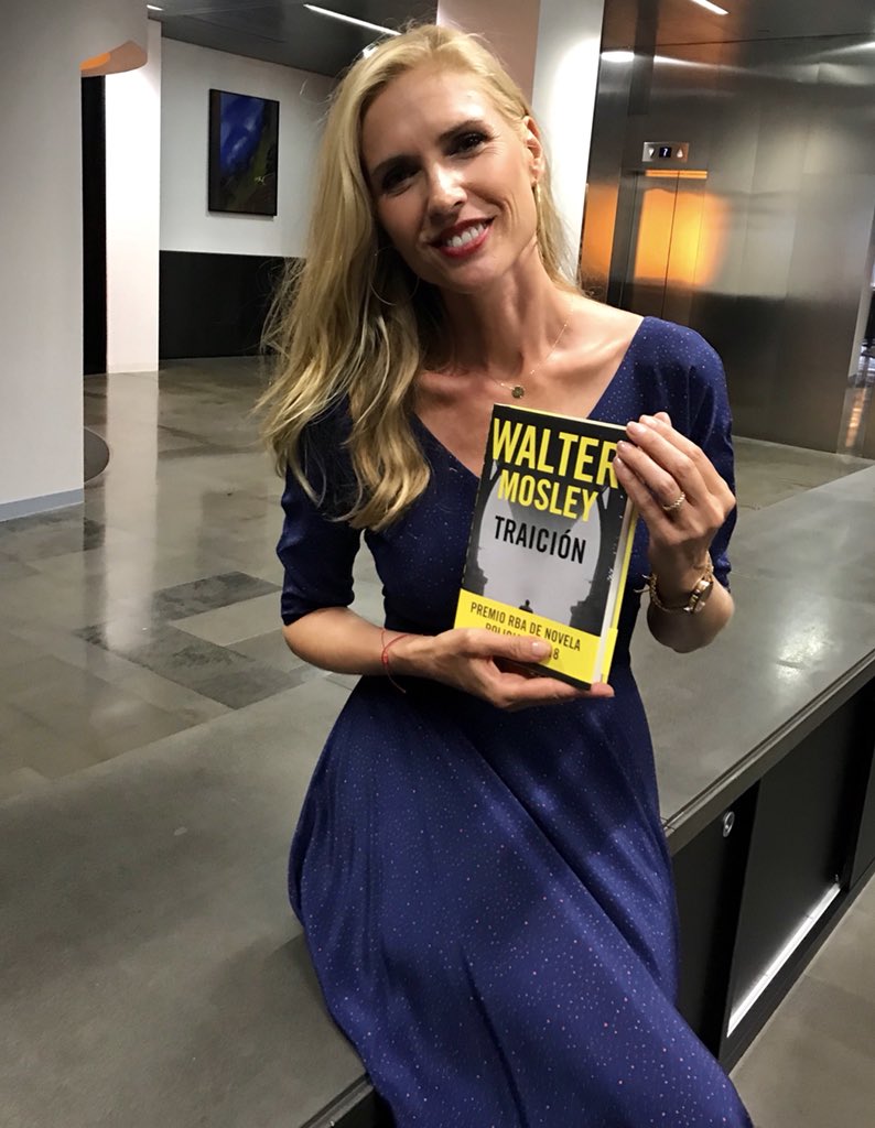 Un gran placer presentar hoy el #PremioRBA2018 📚a la mejor novela negra. Felicidades al escritor estadounidense #WalterMosley ganador con la novela “Traición “ protagonizada por el detective Joe King Oliver #serienegraRBA XII Edición novela policiaca