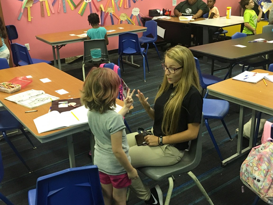 roanokepolice's tweet photo. Hitting the books hard at the Boys and Girls Club this afternoon for Homework Helpers! #rpdhomeworkhelpers https://t.co/LWO337FB75