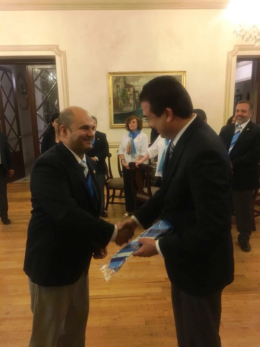 RotarySaltillo's tweet photo. Nuestro #Gobernador de #Distrito4110 de #Rotary Felipe Meza le tomó protesta a nuestro nuevo Socio @jaimebuenoz en presencia de todos los Socios y Damas #Rotarianas,así como miembros de #Rotaract #Saltillo,y como padrino @srsaade ,bienvenidos Jaime y Sandra #SélaInspiración https://t.co/Pwc9rBluTd