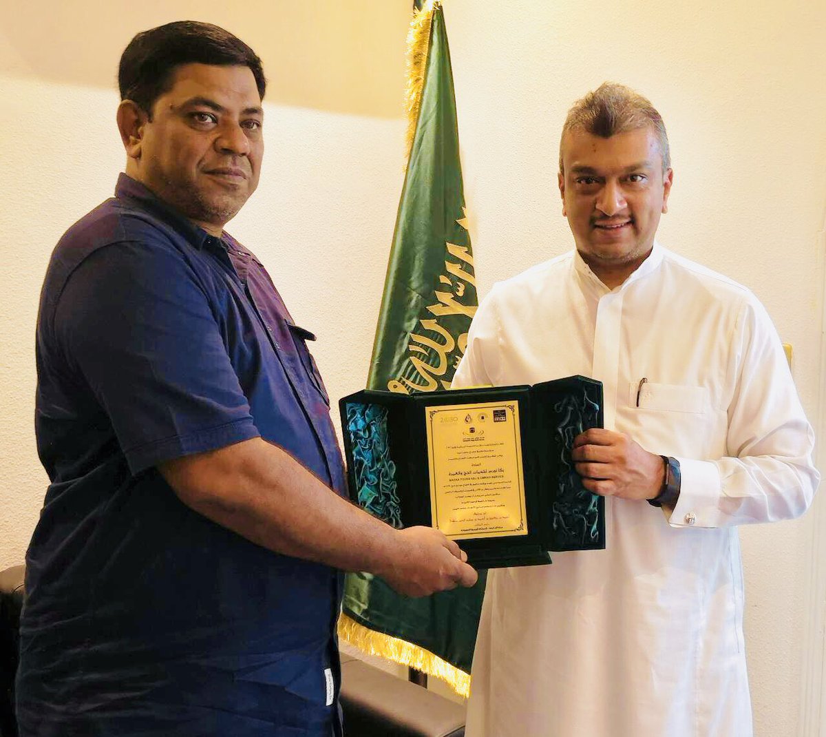 MonshiHajj's tweet photo. @mhsaest @MonshiHajj Service Office #23 President Ibn Muttawiff Mr Ahmad Matouq Ahmad Saleemudden Monshi @a_monshi honoring the President of Bakka Yours Haj & Umrah Service Group from #India post #Hajj2018 Season #Success #SaudiArabia #Allah_Bless #Safe_Trip https://t.co/UhNnMTq8ne