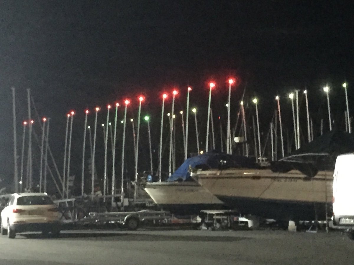 s_rivard's tweet photo. Quand le jaugeur met de l animation dans le petit port espagnol 😂 #illuminations #testfeuxdenav https://t.co/sQs9MHkaw3