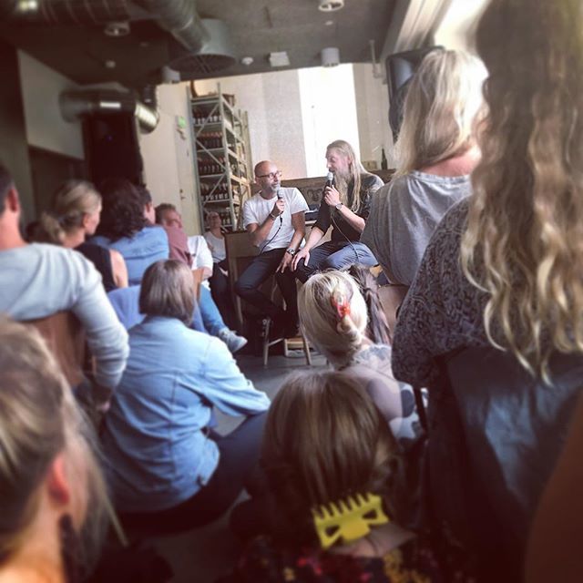 apperaat's tweet photo. The pleasure of music talks #thepleasureof #musictalk #musiccityaarhus @fmoldrup  @carstenh0lm @promus_aarhus  @picapica_vinbodega #packed #musiktyper #fullhouse #interestingtalks https://t.co/svm0a8fsxc https://t.co/RKabTjf7vn