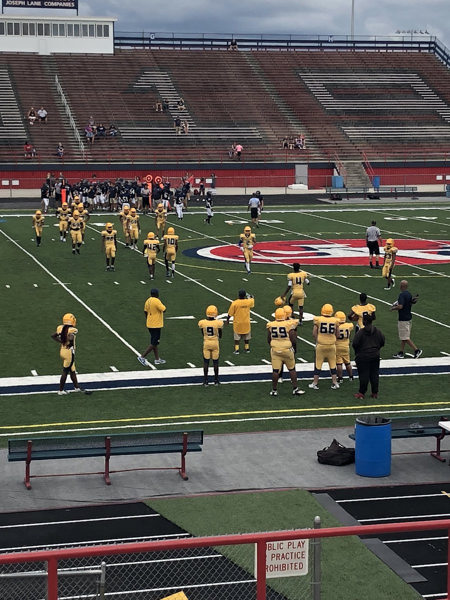 East #GoldenBears Freshmen 🏈w/ the fam! @BearPrincipal78 @roshayhuff <a href="/YOUathletics/">YCSD Athletics 🐻🐎</a> <a href="/YtownSchools/">Youngstown Schools</a>