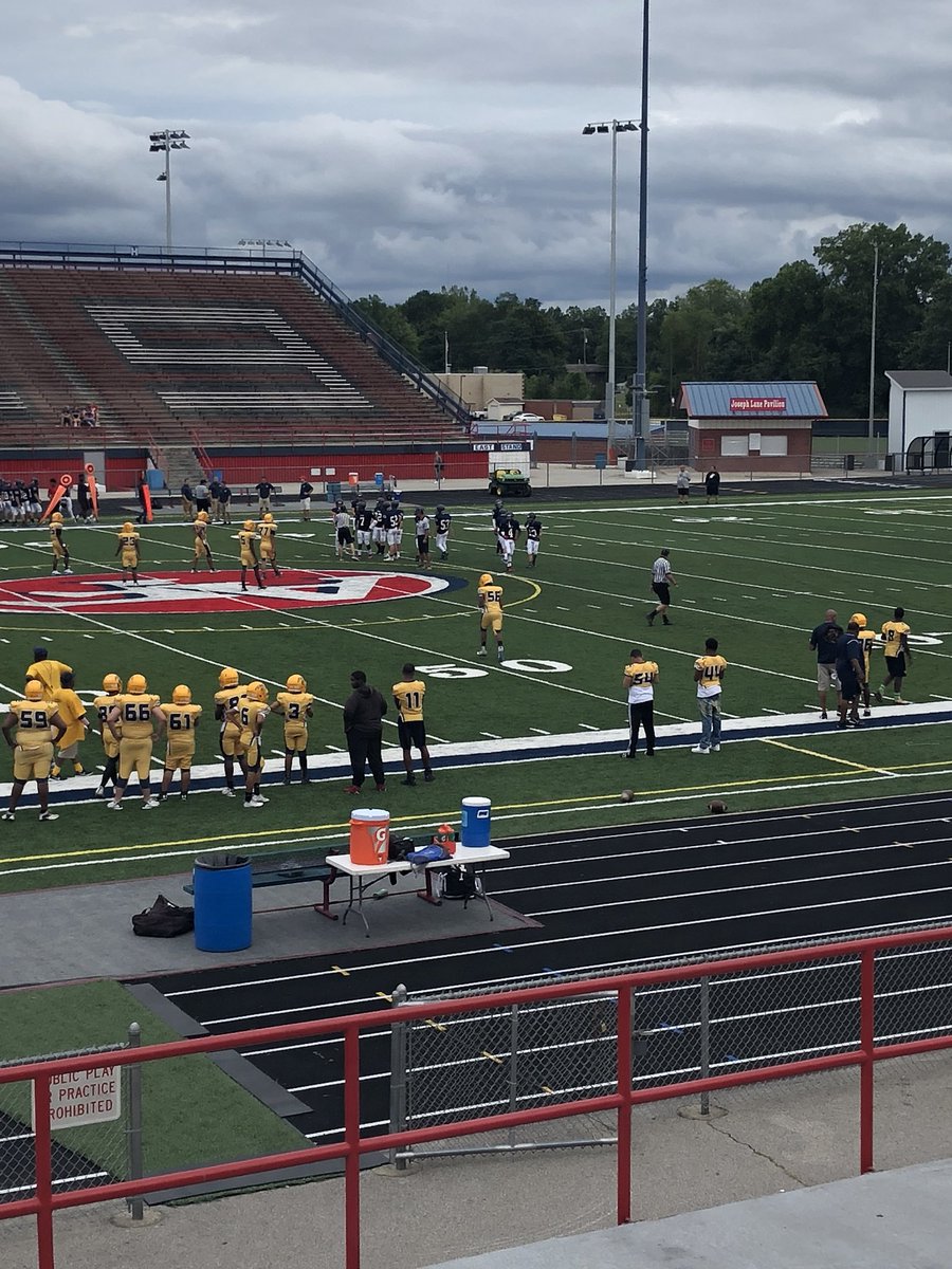 ALstripes13's tweet photo. East #GoldenBears Freshmen 🏈w/ the fam! @BearPrincipal78 @roshayhuff @YOUathletics @YtownSchools https://t.co/kkJRVMfeO9