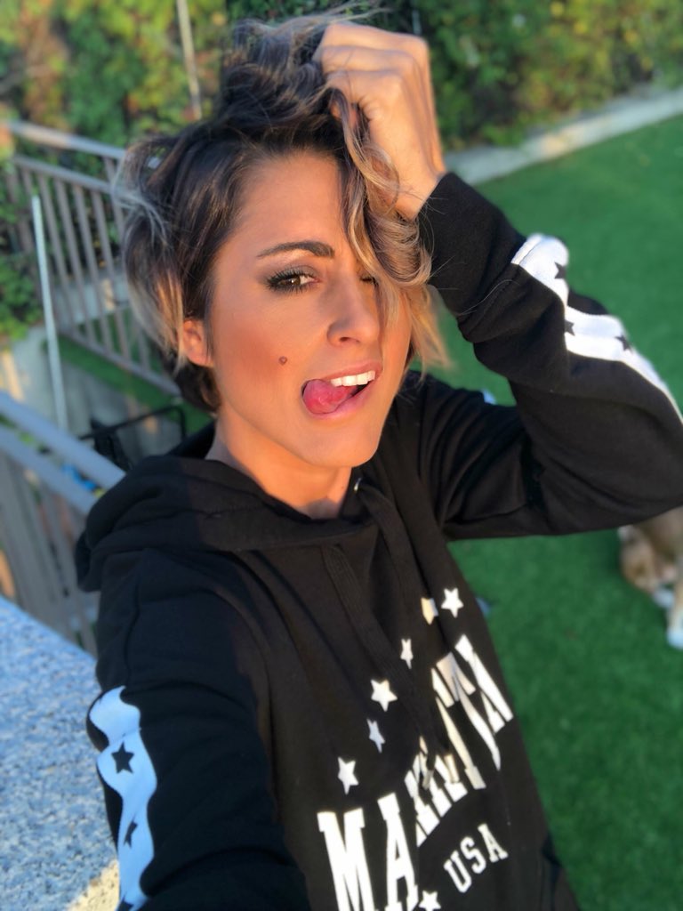 Selfie_Famous's tweet photo. Que enorme ilusión volver a contar en SELFIE FAMOUS con el selfie de la guapísima y extraordinaria cantante y compositora española BAREI @BAREI_MUSIC 💓💓🔝🎵🎶🎤No dejes de escuchar su nuevo disco #YouNumberOne con 13 grandes temas que nos invitan a todos a querernos👏👏🎶🔝🎵💓 https://t.co/POIWItaLnE