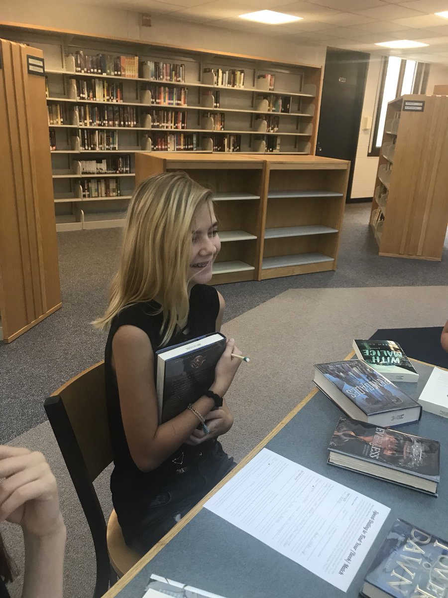 kitkatV's tweet photo. Anyone up for a round of speed dating??? Book speed dating of course! Ss had a blast finding their best book matches. Now it’s time to read! #wearelamphere #bookmatchmaking https://t.co/cv77jDncN0