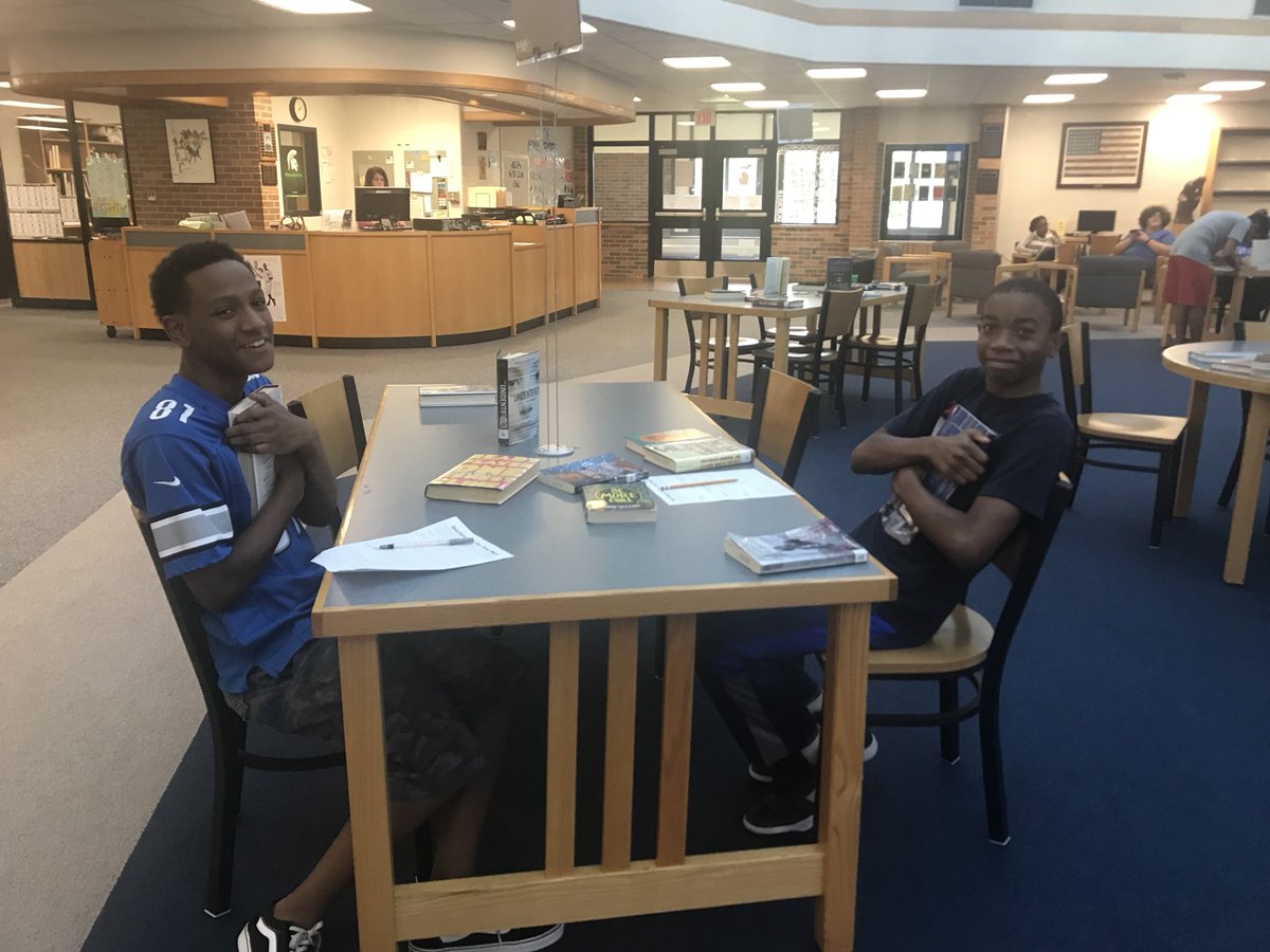 kitkatV's tweet photo. Anyone up for a round of speed dating??? Book speed dating of course! Ss had a blast finding their best book matches. Now it’s time to read! #wearelamphere #bookmatchmaking https://t.co/cv77jDncN0