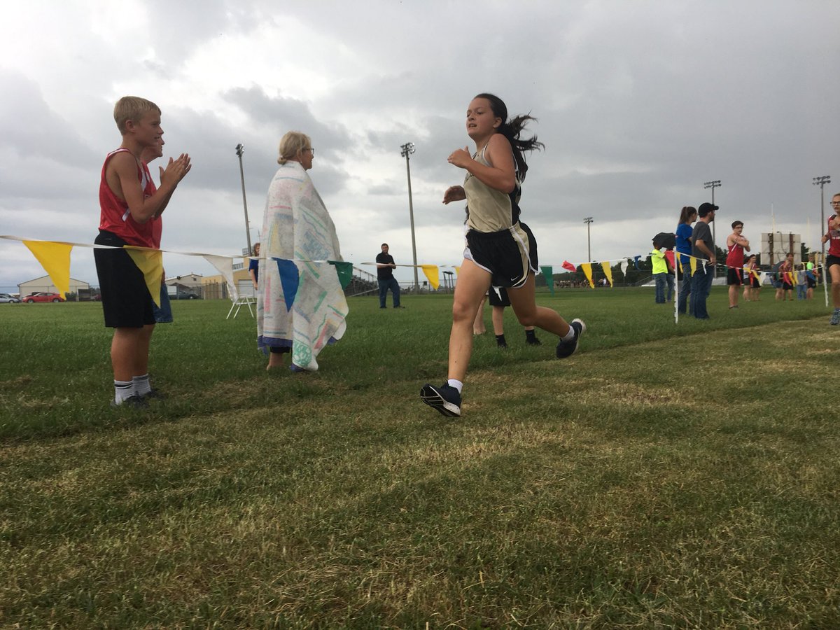 DeetzScott's tweet photo. Nice first place finish by one our Lady Argylls.  The boys slugged it out in the rain. Great runs tonight! #WeAreMG https://t.co/qoYKWNPGEN