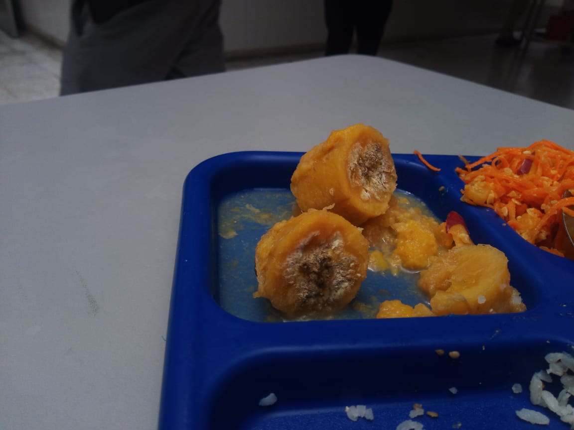 smilelalis's tweet photo. Hola, @EnriquePenalosa usted me puede explicar porque a mi hermana menor, que está en un colegio público de Bogotá, le sirven esto lleno de hongos al almuerzo?
RT! 😒 https://t.co/axVPIZOwhT