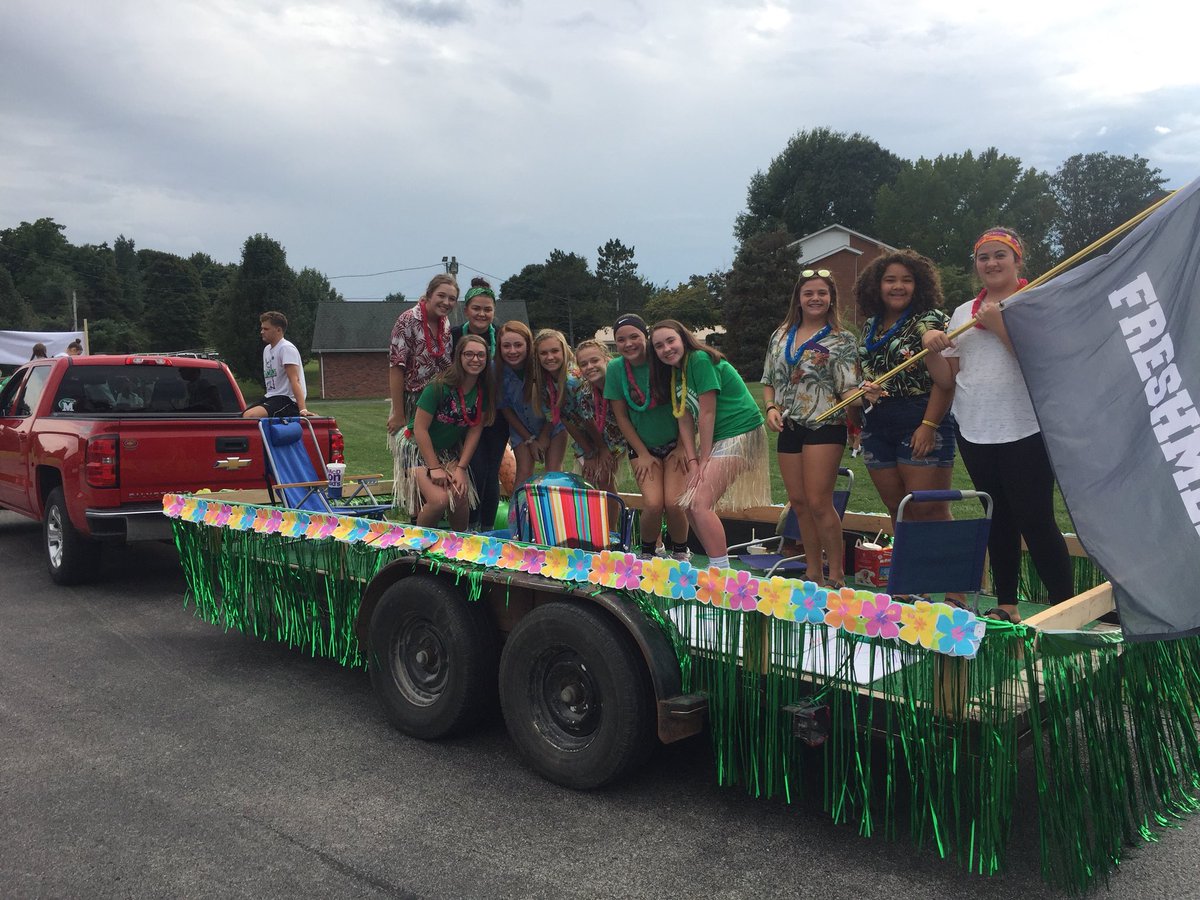 JSchmidtMC's tweet photo. Exciting times in Meade County!! The luck of the Greenwaves are ready to flow through town!!!! We’ve got spirit yes we do!
@MEADECOUNTYHIGH
#alloneallin #homecomingweek #homecomingparade #rollwavesroll https://t.co/Qg9u6Vn0in