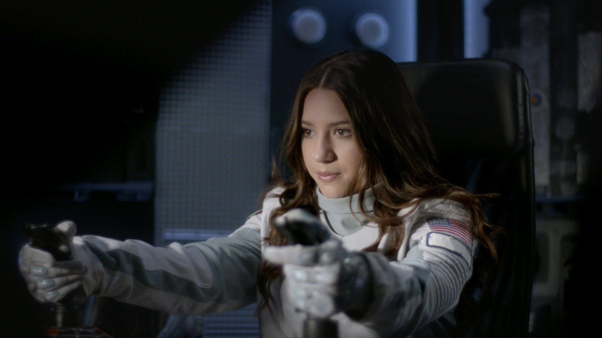 brat's tweet image. Season Premiere • 👩🏼‍🚀🌒✨

Go watch! 
youtu.be/R7vh7tX2wr8