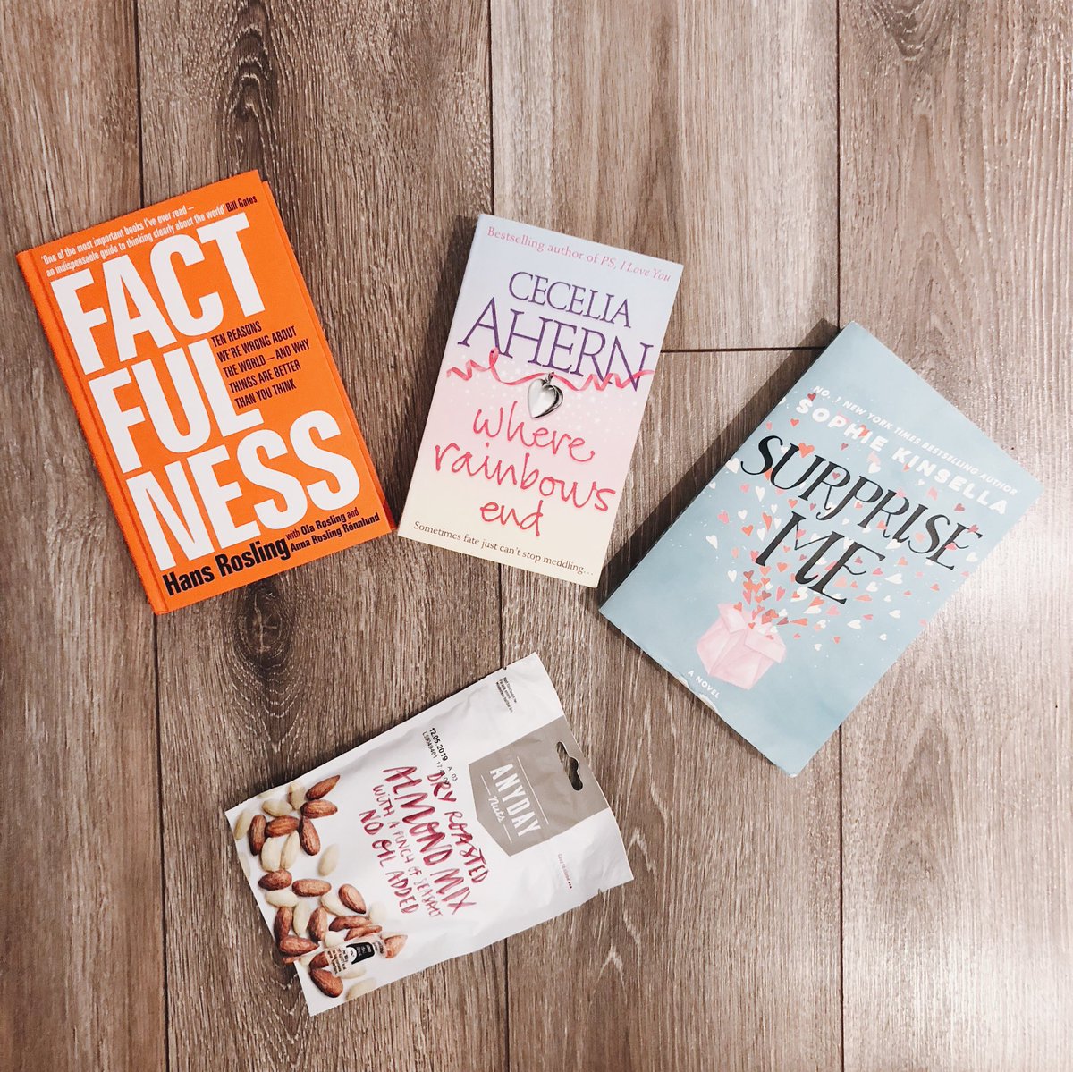OlkaKonecka's tweet photo. Wyzwanie na dziś: wwozisz do Finlandii 3 #książki, na miejscu dostajesz kolejne 3. Jak ogarnąć 6 📚w bagażu podręcznym? #zrezygnujzkosmetyków 💙  #fortum #travellight #backpacker #BookSnaps https://t.co/xFFC0JaHfv
