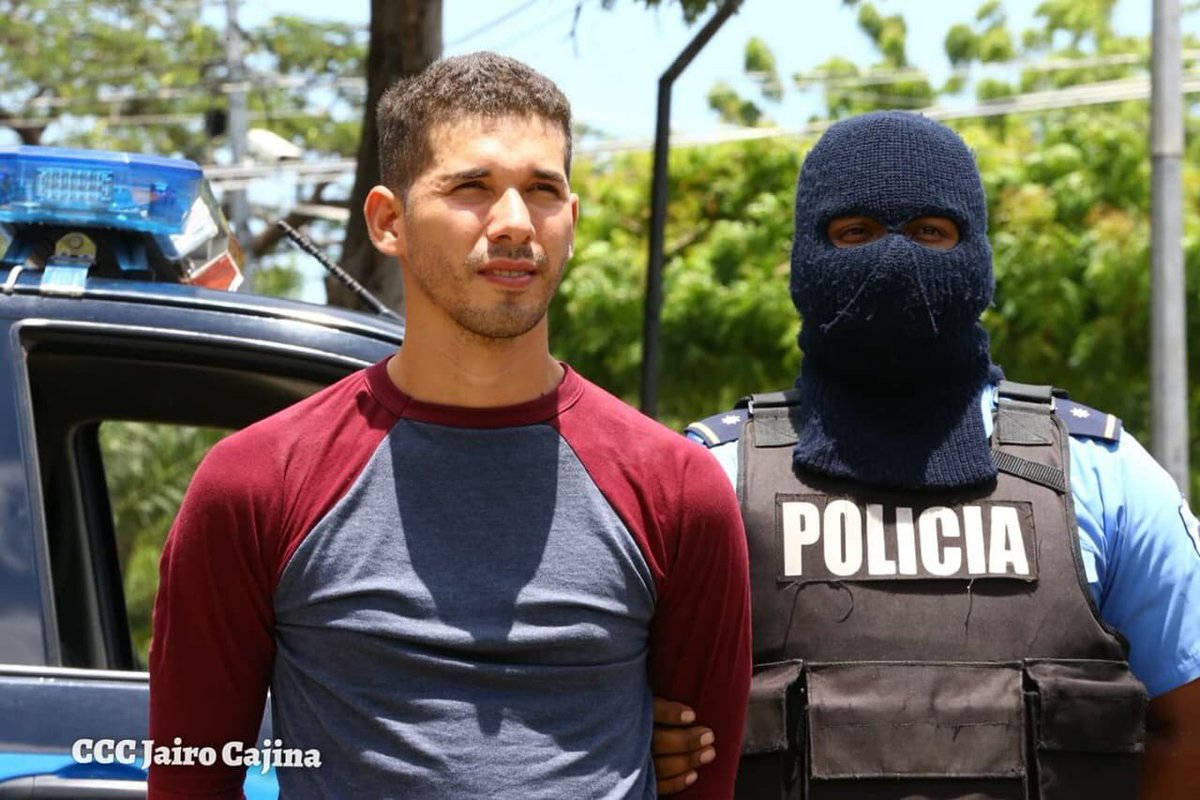 Mmendoza1970's tweet photo. Pregunta idiota: En esta foto quién parece ser el terrorista? https://t.co/OHdtbI5kjE