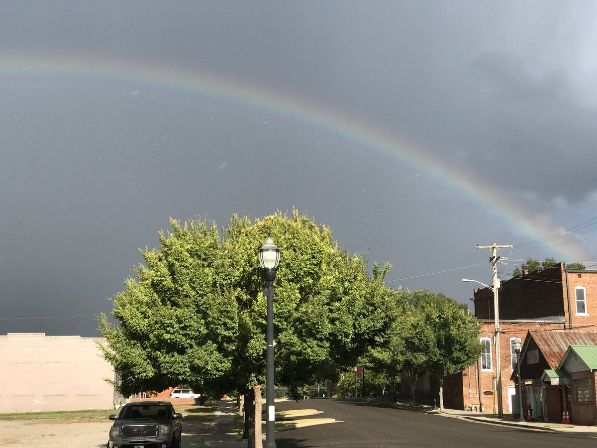 ricemomx4's tweet photo. Just captured this beautiful sight over downtown Bolivar...,and, yes, I got out in the rain to capture it before it was gone. #subtlereminders @RonChilders @MemphoNewsLady https://t.co/2coVADu42W