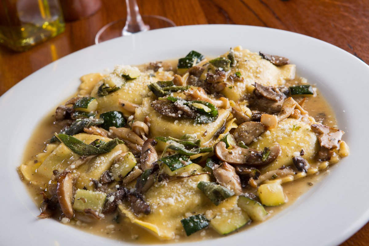 RehearsalDining's tweet photo. Biaggi's Ristorante Italiano - Algonquin is a great choice for your Rehearsal Dinner! Intimate Private Dining for large groups up to 84 people, plus a Private Wine Room for smaller groups up to 20 people, extensive Gluten-Free Menu Items and a beautiful outdoor patio. https://t.co/DlW7bW1KRU