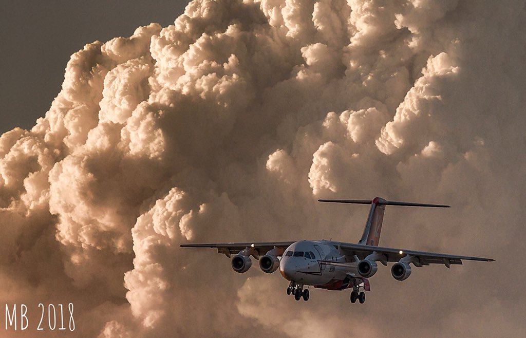mofilly's tweet image. BAE 146-200 landing at #reddingairattackbase with a building pyrocumulus cloud from the #deltafire in the background. #cafire #CAwx #bae146200 #neptuneaviation
