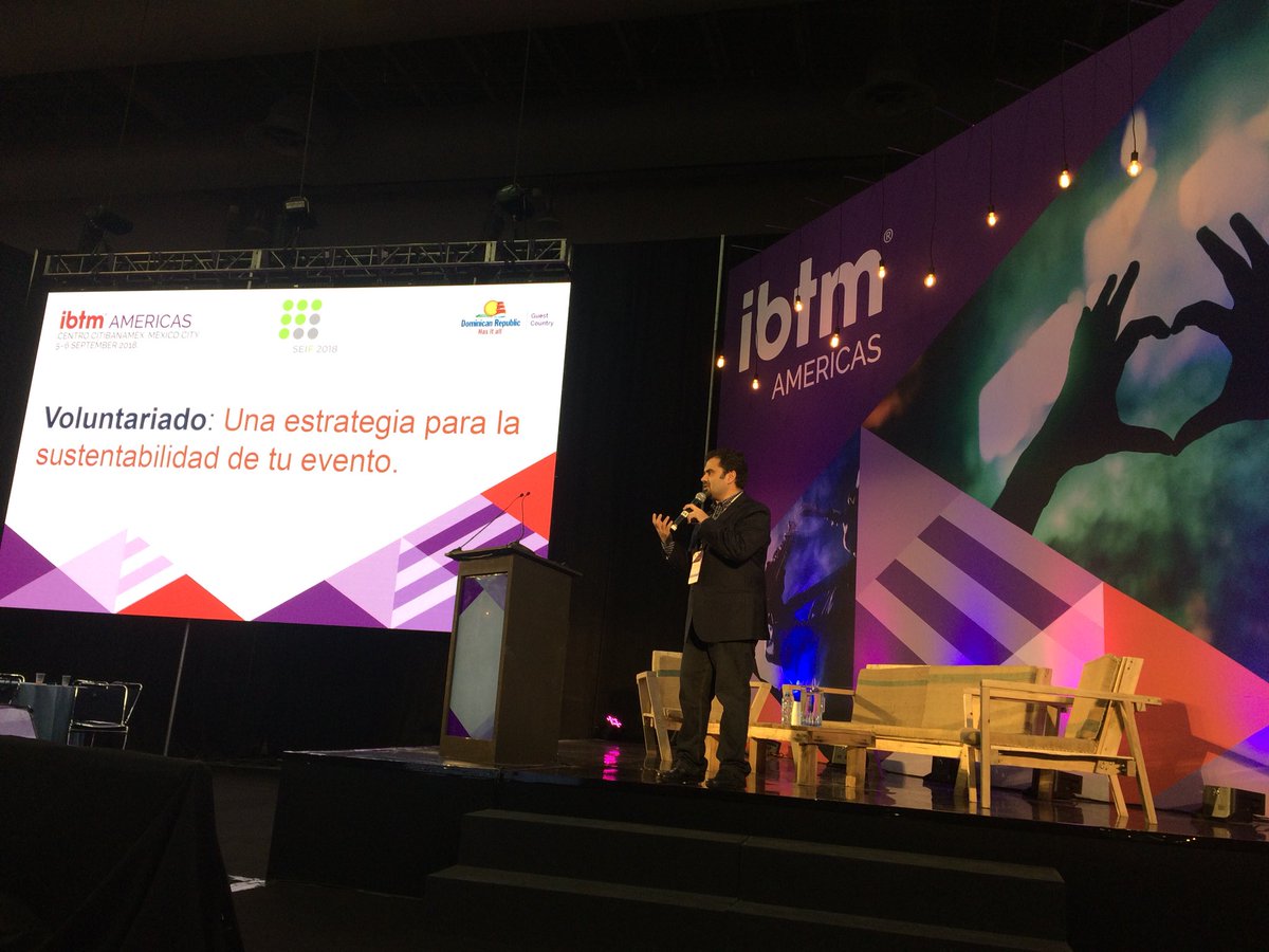 ckundaa's tweet photo. El Mtro. @alonso_avalos en @IBTMAmericas_Es impartiendo la conferencia de “Voluntariado: una estrategia para tu evento” @EvSustentables #RSE #Sustentabilidad #Voluntariado #ResponsabilidadSocial #Kundaa #CreandoValorCompartido #SEIF2018 #EventosSustentables #IBTMAmericas2018 https://t.co/6XqJjWrzP5