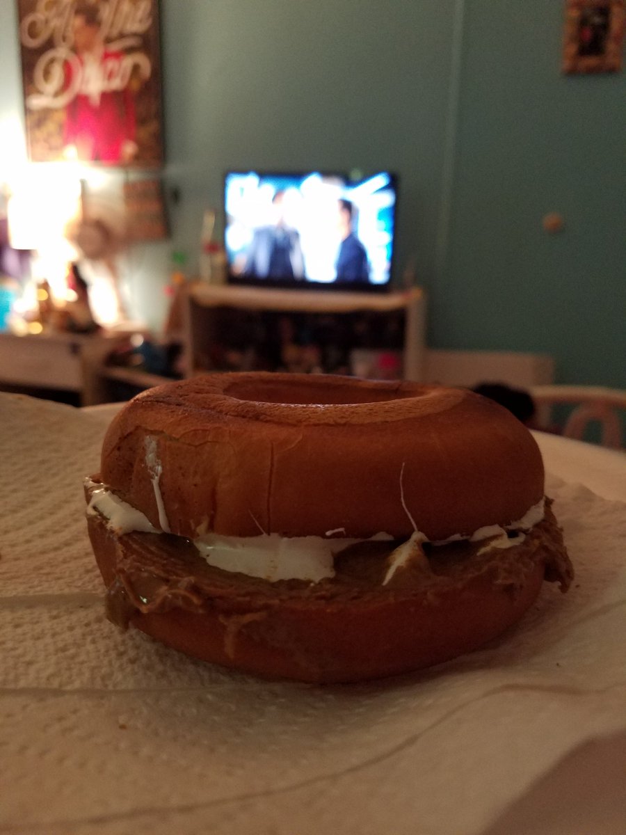 Leigh_Leigh03's tweet image. You can the girl out of New England, but you can't take the #Fluffernutter out of the girl. #Lucifer season 3 ep 14- Almond butter and Fluff on a gluten free bagel.