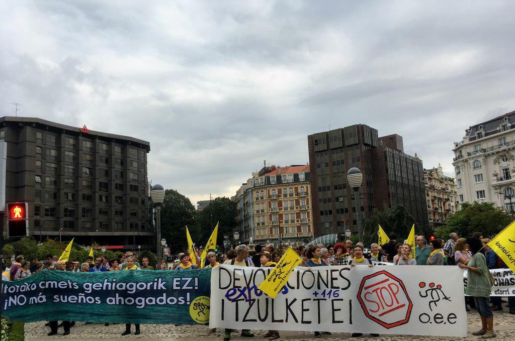 CanalMigrantes's tweet photo. Abrimos Hilo: Parece ser que una convocatoria concentraciones en más de 20 ciudades, cientos de colectivos y miles de personas reclamando #AcogidaDigna denunciando #StopDevolucionExpress no es suficiente noticia para la tv pública @rtve o resto de medios. https://t.co/dMInh6IsX7 https://t.co/yIHEsNI3c7