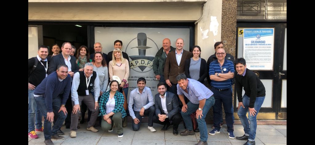 AgrupVyBPuertos's tweet photo. Delegados y directivos ferroportuarios tras el brindis de cierre de la 57 Asamblea Anual de APDFA https://t.co/j0rLSbXIF8