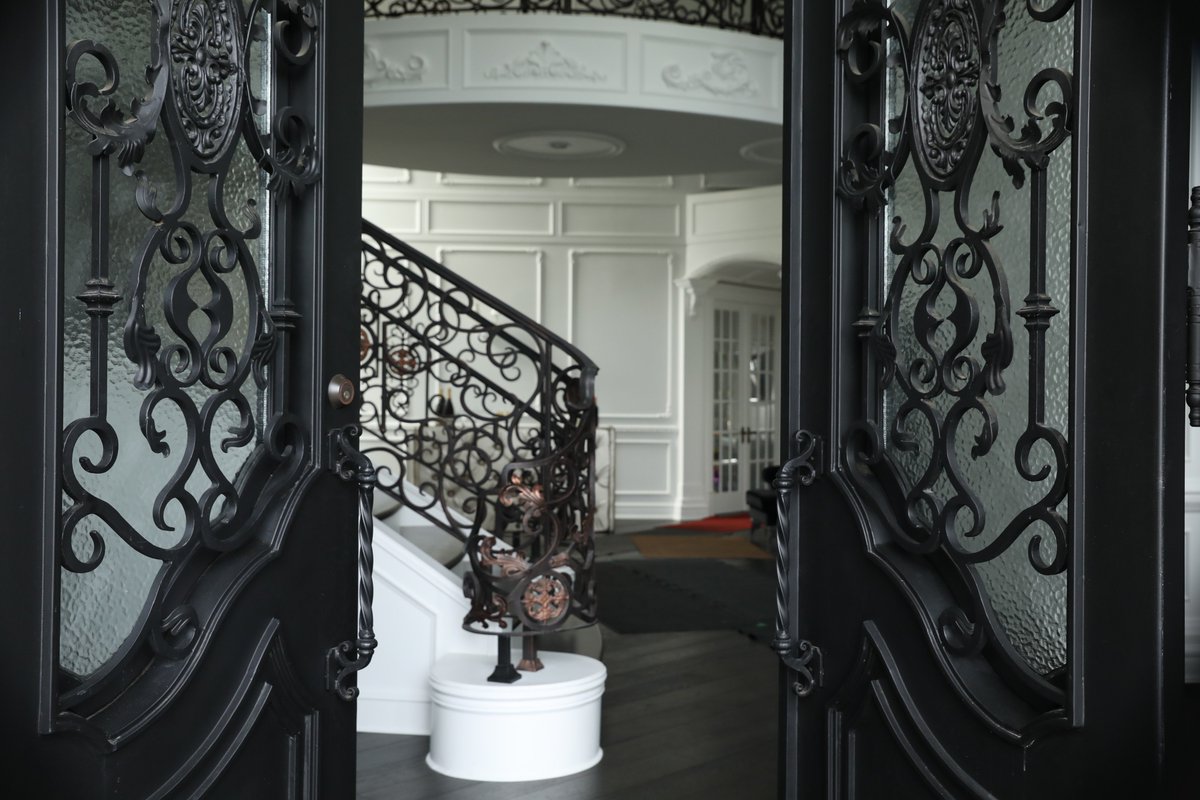 Hmm.. I wonder what’s hiding upstairs? 🤔 Better investigate! #PrivateEyeLife #DetectiveWork