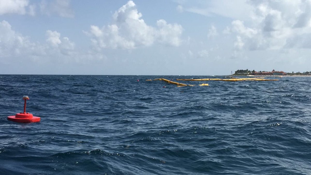 daviddelapaz's tweet photo. Las barreras de contención de sargazo instaladas en la costa de #Cancún por #Goimar Logística y Servicios son producto de tecnología desarrollada en #México por especialistas mexicanos que representan un referente a nivel internacional para el manejo de la contingencia ambiental https://t.co/AWV0lyZBLJ